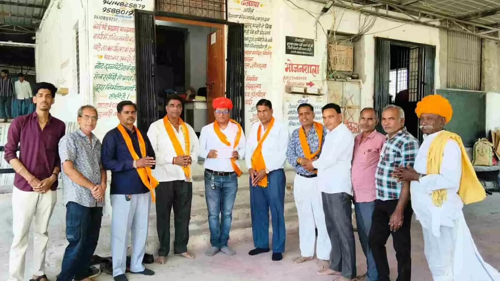 ढेलाणा भैरुनाथ मंदिर में दानदाता रोशनलाल पिलोदिया का सम्मान करते ट्रस्ट पदाधिकारी और उपस्थित श्रद्धालु। ढेलाणा भैरुनाथ मंदिर में दानदाता रोशनलाल पिलोदिया का सम्मान करते ट्रस्ट पदाधिकारी और उपस्थित श्रद्धालु।