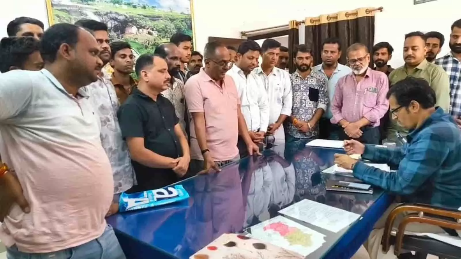 प्रतापगढ़ में कार्यालय के भीतर प्रशासनिक अधिकारी को ज्ञापन सौंपते विभिन्न संगठनों के पुरुष कार्यकर्ता। प्रतापगढ़ में कार्यालय के भीतर प्रशासनिक अधिकारी को ज्ञापन सौंपते विभिन्न संगठनों के पुरुष कार्यकर्ता।