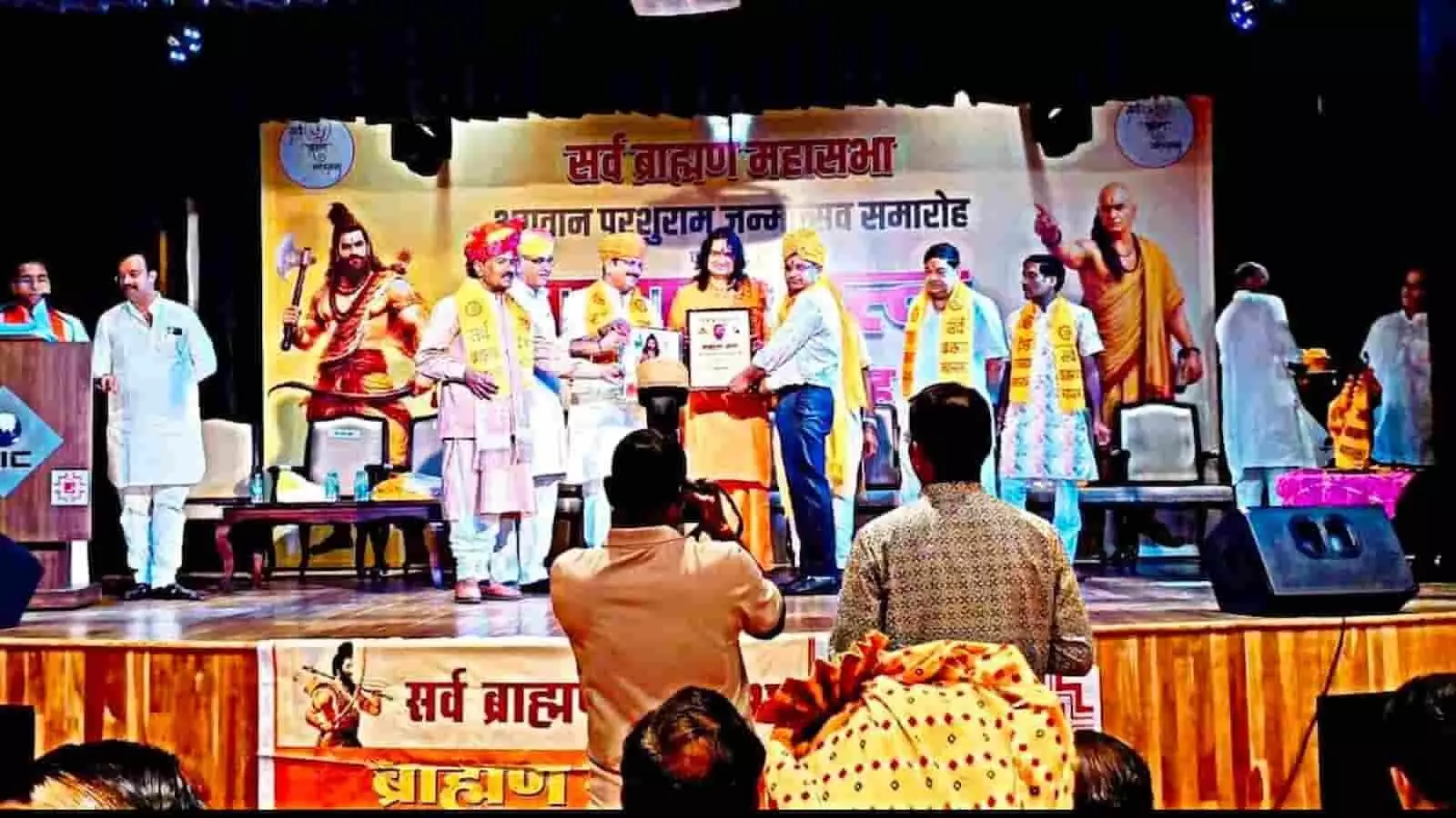 राजस्थान इंटरनेशनल सेंटर में प्रदमोहन लवानिया को विप्र रत्न पुरस्कार से सम्मानित करते हुए अतिथि। राजस्थान इंटरनेशनल सेंटर में प्रदमोहन लवानिया को विप्र रत्न पुरस्कार से सम्मानित करते हुए अतिथि।