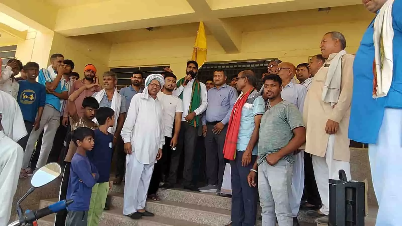 जनूथर तहसील कार्यालय की सीढ़ियों पर खड़े ग्रामीण और गौ सेवक गौ माता के सम्मान में ज्ञापन देते हुए। जनूथर तहसील कार्यालय की सीढ़ियों पर खड़े ग्रामीण और गौ सेवक गौ माता के सम्मान में ज्ञापन देते हुए।