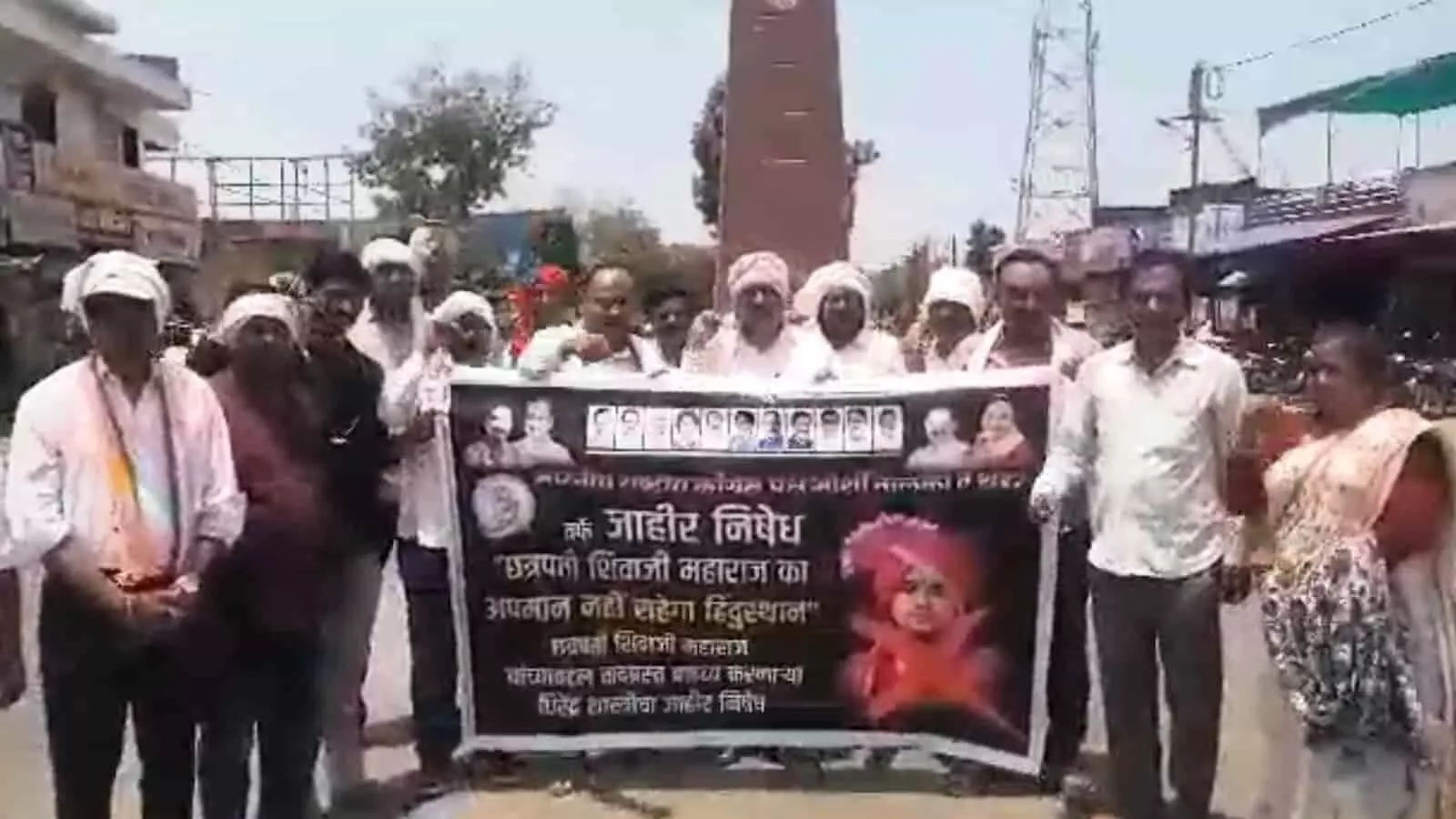 मोर्शी के जयस्तंभ चौक पर बैनर लेकर धीरेंद्र शास्त्री के खिलाफ प्रदर्शन करते कांग्रेस कार्यकर्ता।