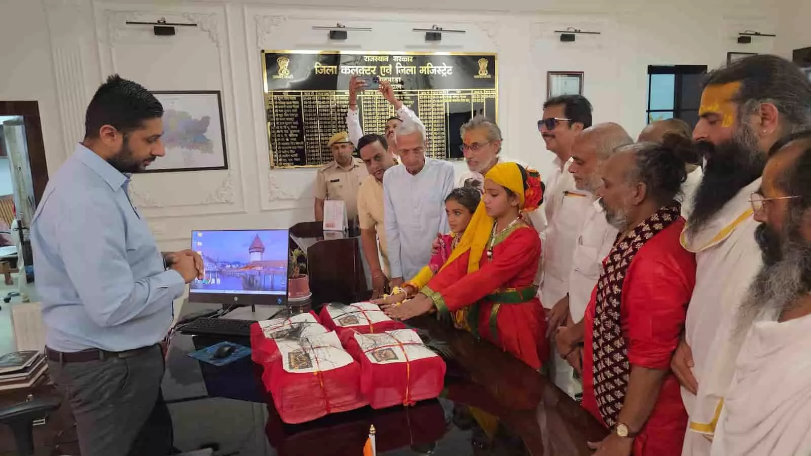 भीलवाड़ा कलेक्ट्रेट में विधायक और संत समाज द्वारा गौ संरक्षण हेतु ज्ञापन सौंपने का दृश्य। भीलवाड़ा कलेक्ट्रेट में विधायक और संत समाज द्वारा गौ संरक्षण हेतु ज्ञापन सौंपने का दृश्य।
