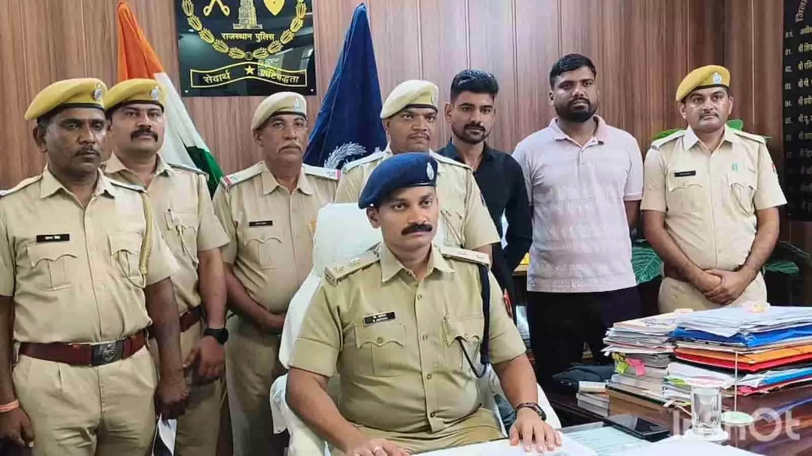 प्रतापगढ़ पुलिस थाने में पुलिस अधिकारियों के साथ खड़ा गिरफ्तार मादक पदार्थ तस्कर घनश्याम वैरागी। प्रतापगढ़ पुलिस थाने में पुलिस अधिकारियों के साथ खड़ा गिरफ्तार मादक पदार्थ तस्कर घनश्याम वैरागी।