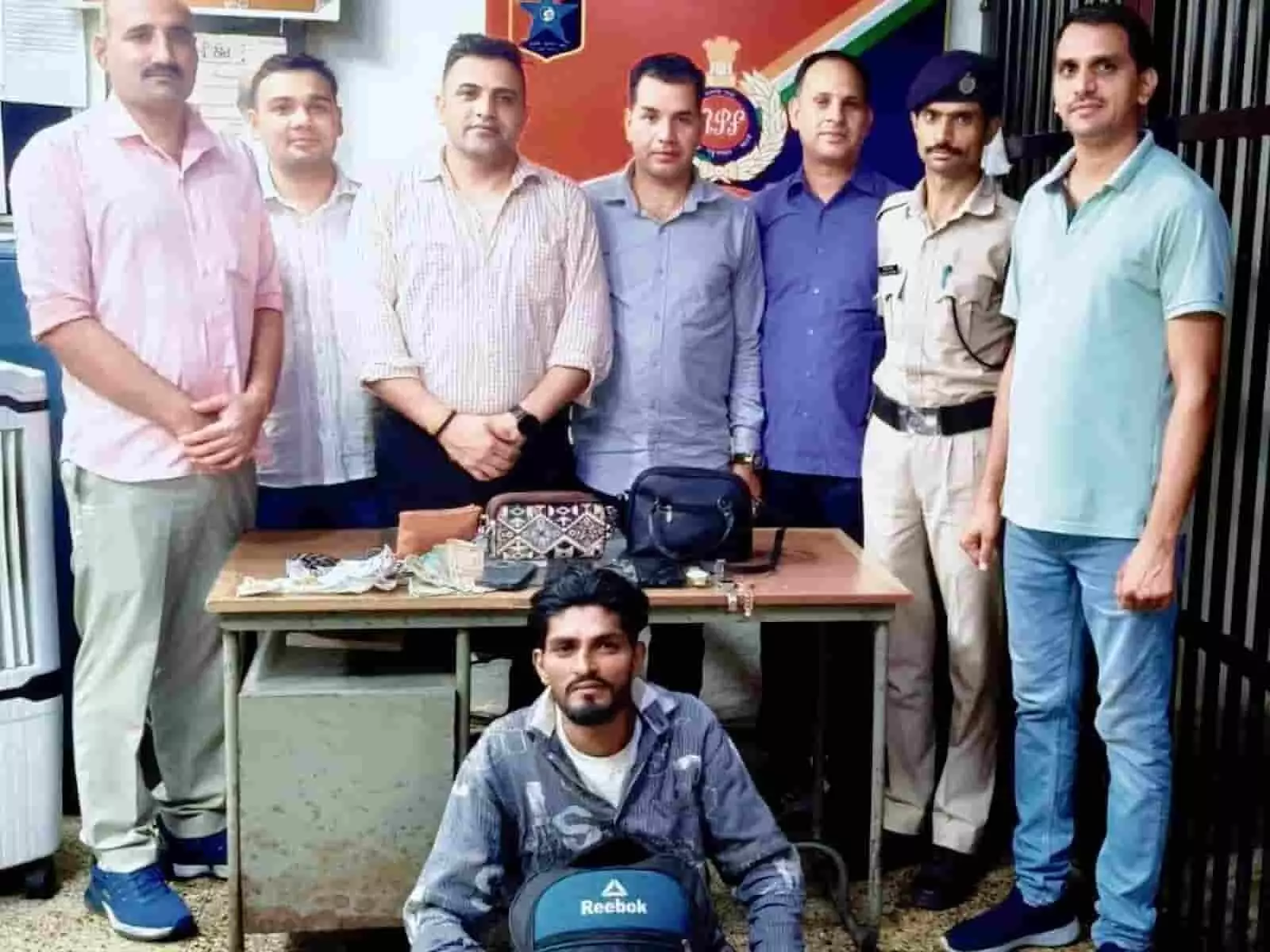 पश्चिम रेलवे के अहमदाबाद आरपीएफ पोस्ट पर पुलिस टीम और पकड़ा गया आरोपी बरामद सामान के साथ।