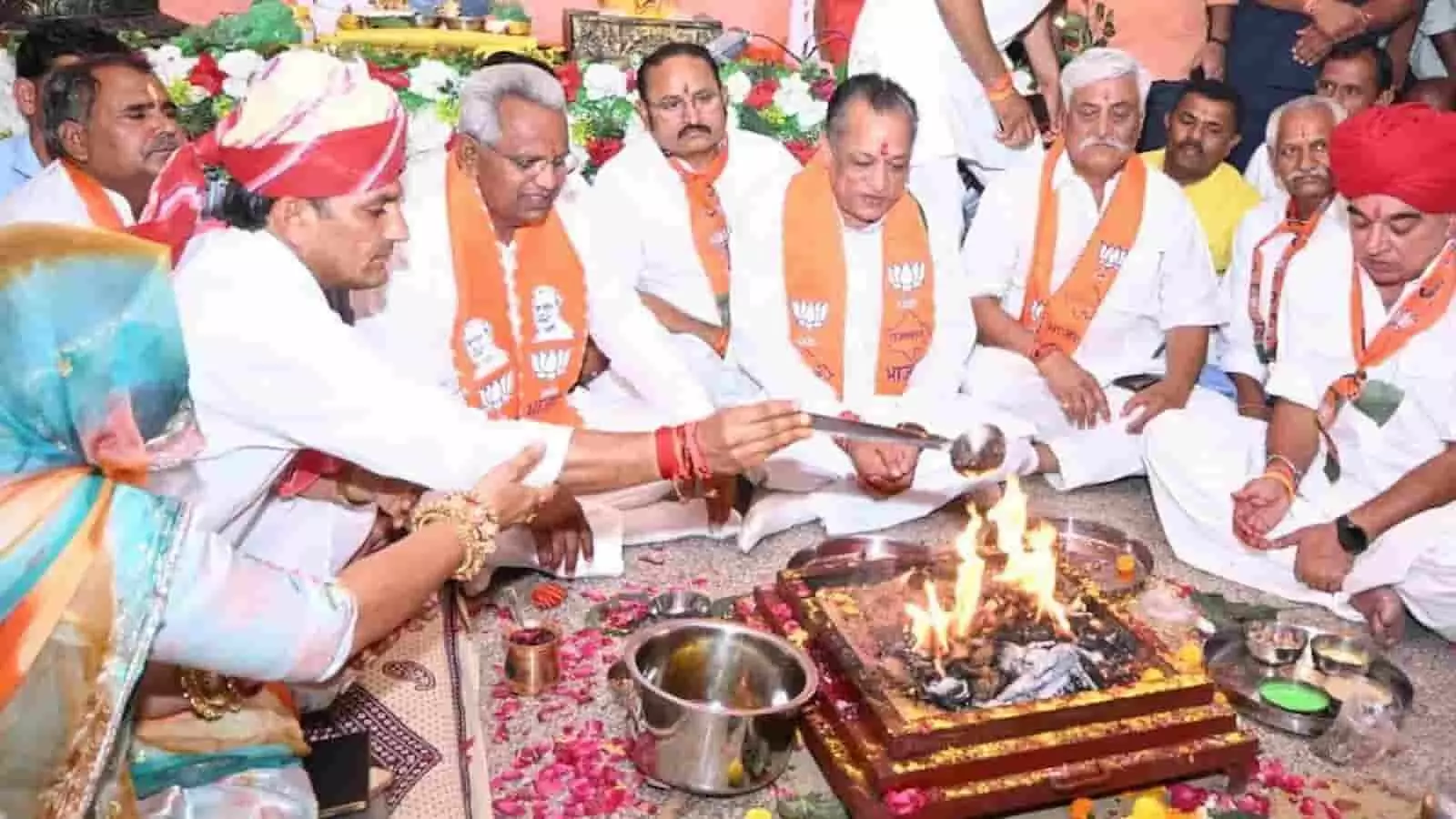 सुमेरपुर विधायक जोराराम कुमावत और अन्य लोग हवन कुंड के पास बैठकर धार्मिक अनुष्ठान कर रहे हैं।