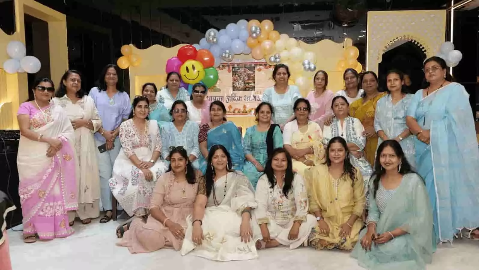 कोटा के होटल में तेजस्विनी महिला ग्रुप की सदस्य गर्मी जागरूकता कार्यक्रम के दौरान समूह में खड़ी हैं। कोटा के होटल में तेजस्विनी महिला ग्रुप की सदस्य गर्मी जागरूकता कार्यक्रम के दौरान समूह में खड़ी हैं।