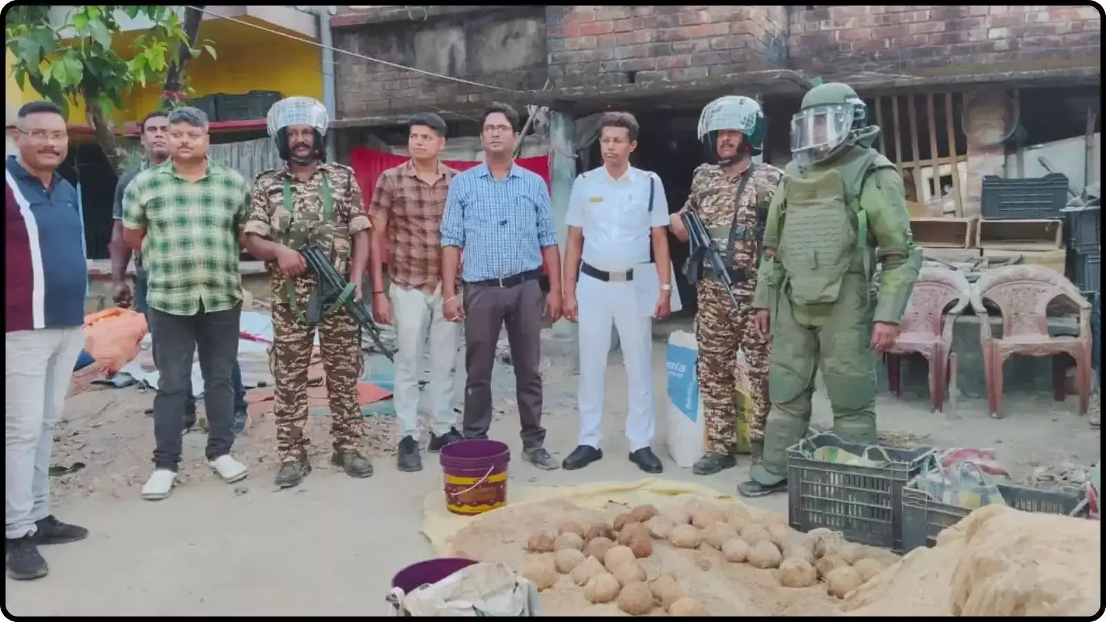 बरामद विस्फोटक सामग्री के पास खड़े सुरक्षा बल के जवान और पुलिस अधिकारी।