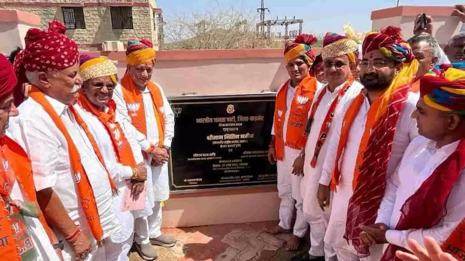 बाड़मेर में भाजपा जिला कार्यालय के उद्घाटन समारोह में पट्टिका का अनावरण करते हुए प्रभारी मंत्री और अन्य नेता।