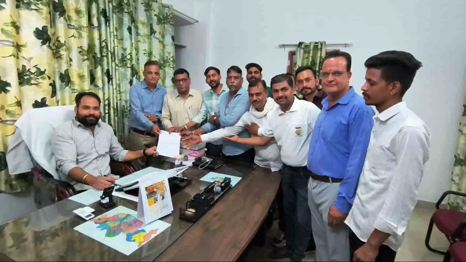 चित्तौड़गढ़ में एग्रो इनपुट डीलर एसोसिएशन के सदस्य उपखण्ड अधिकारी को ज्ञापन देते हुए।