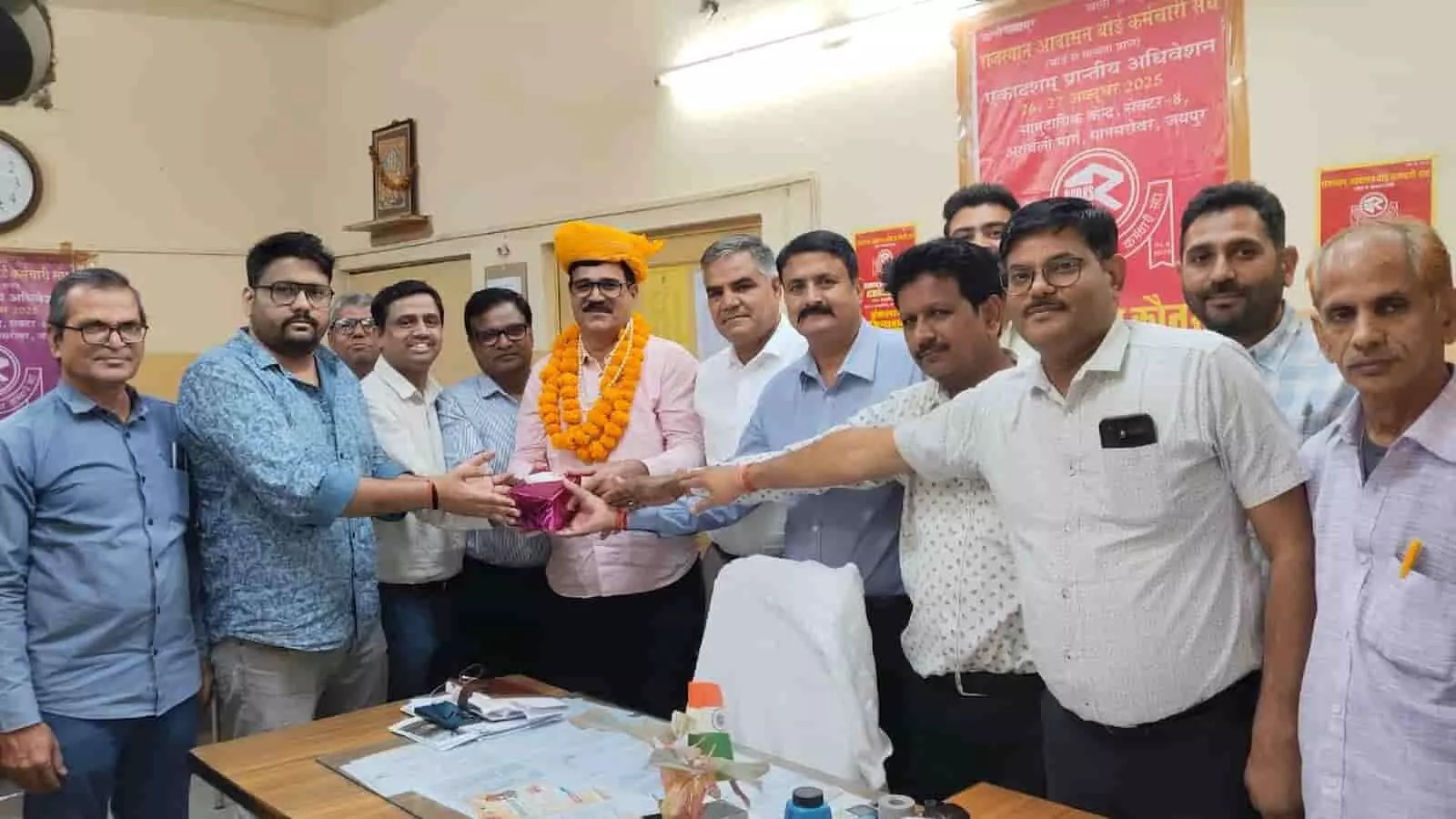 जयपुर में राजस्थान आवासन बोर्ड कर्मचारी संघ कार्यालय के भीतर पदाधिकारी सुभाष यादव को सम्मानित करते हुए।
