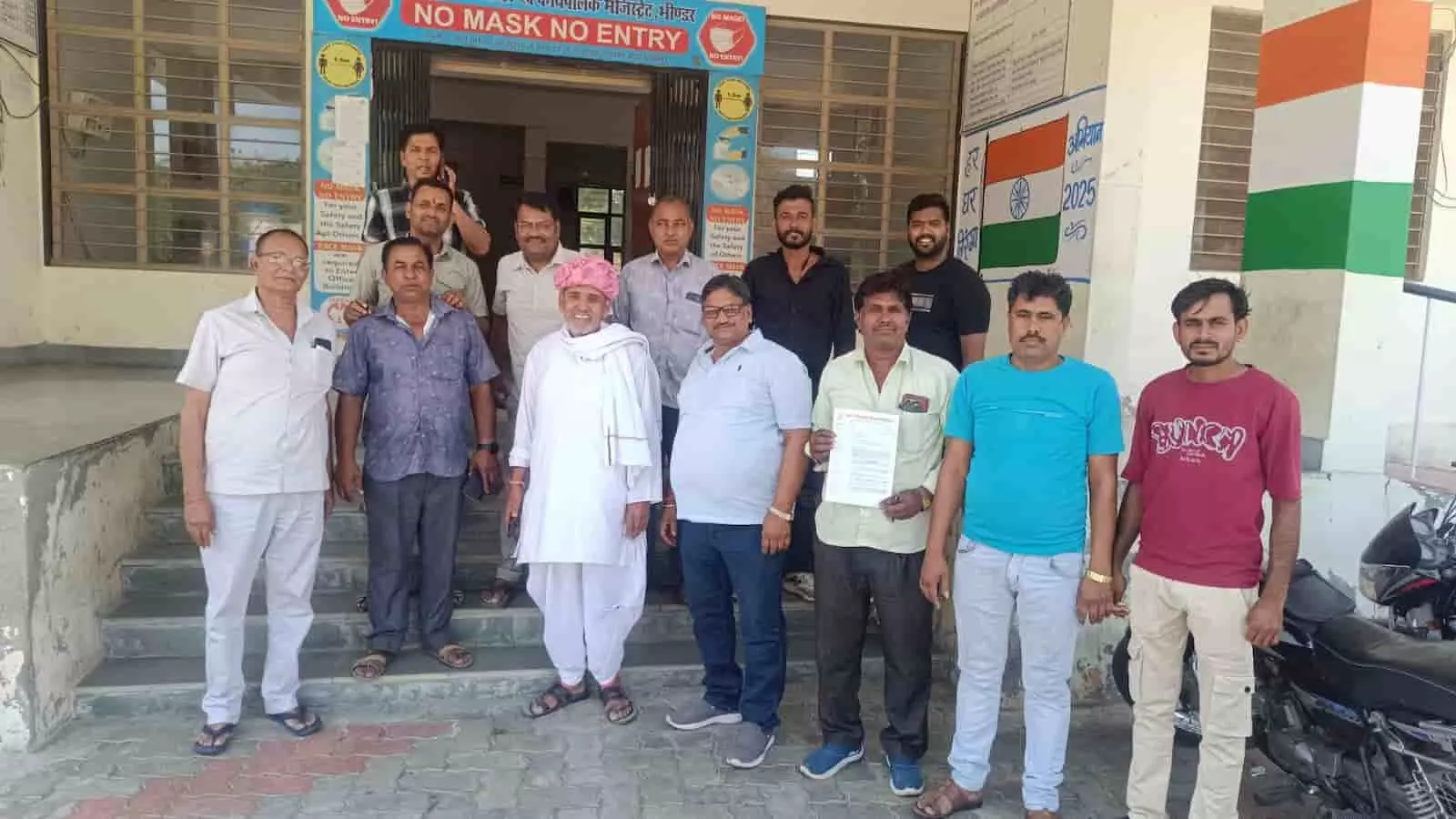 भींडर तहसील कार्यालय के बाहर एग्रो इनपुट डीलर्स एसोसिएशन के सदस्य ज्ञापन सौंपने के दौरान समूह में खड़े हुए। भींडर तहसील कार्यालय के बाहर एग्रो इनपुट डीलर्स एसोसिएशन के सदस्य ज्ञापन सौंपने के दौरान समूह में खड़े हुए।
