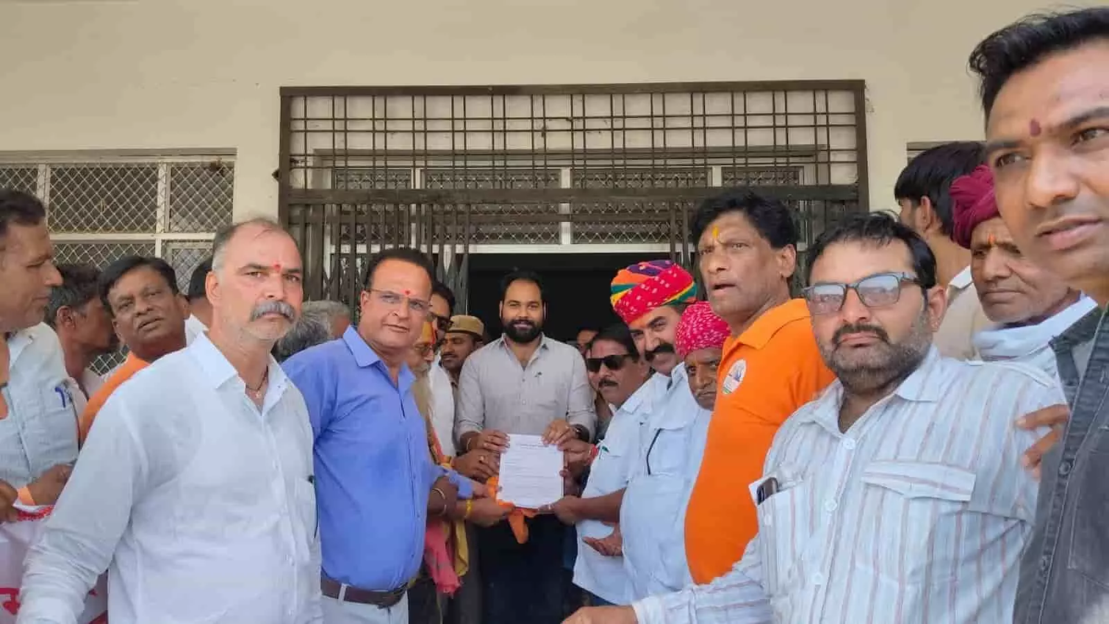 भूपालसागर उपखण्ड कार्यालय के बाहर प्रशासनिक अधिकारी को ज्ञापन सौंपते हुए प्रदर्शनकारी और गौ-भक्त।