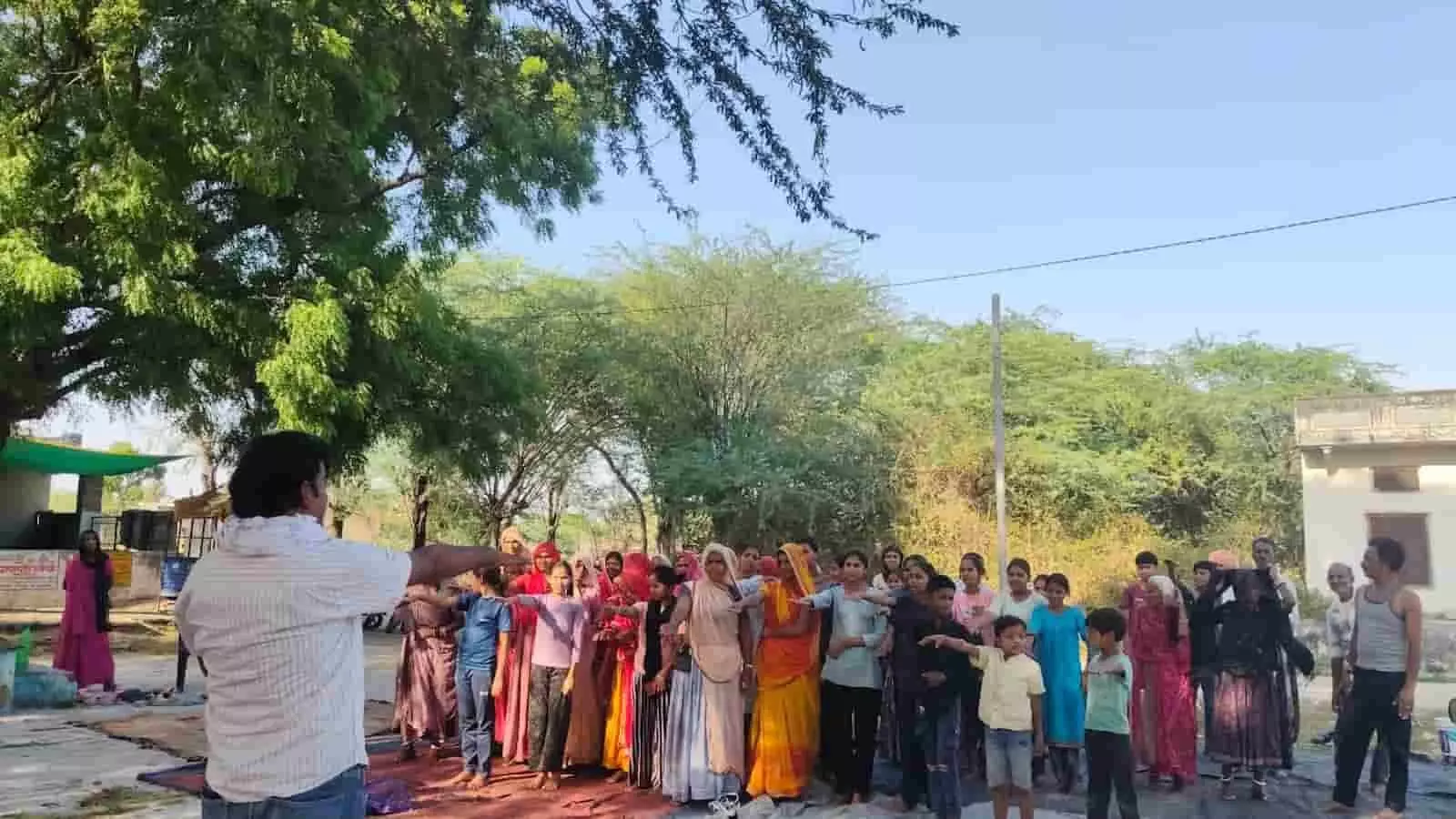 उदयपुर के मावली में बाल विवाह जागरूकता अभियान के तहत नुक्कड़ नाटक देखते ग्रामीण और महिलाएं। उदयपुर के मावली में बाल विवाह जागरूकता अभियान के तहत नुक्कड़ नाटक देखते ग्रामीण और महिलाएं।