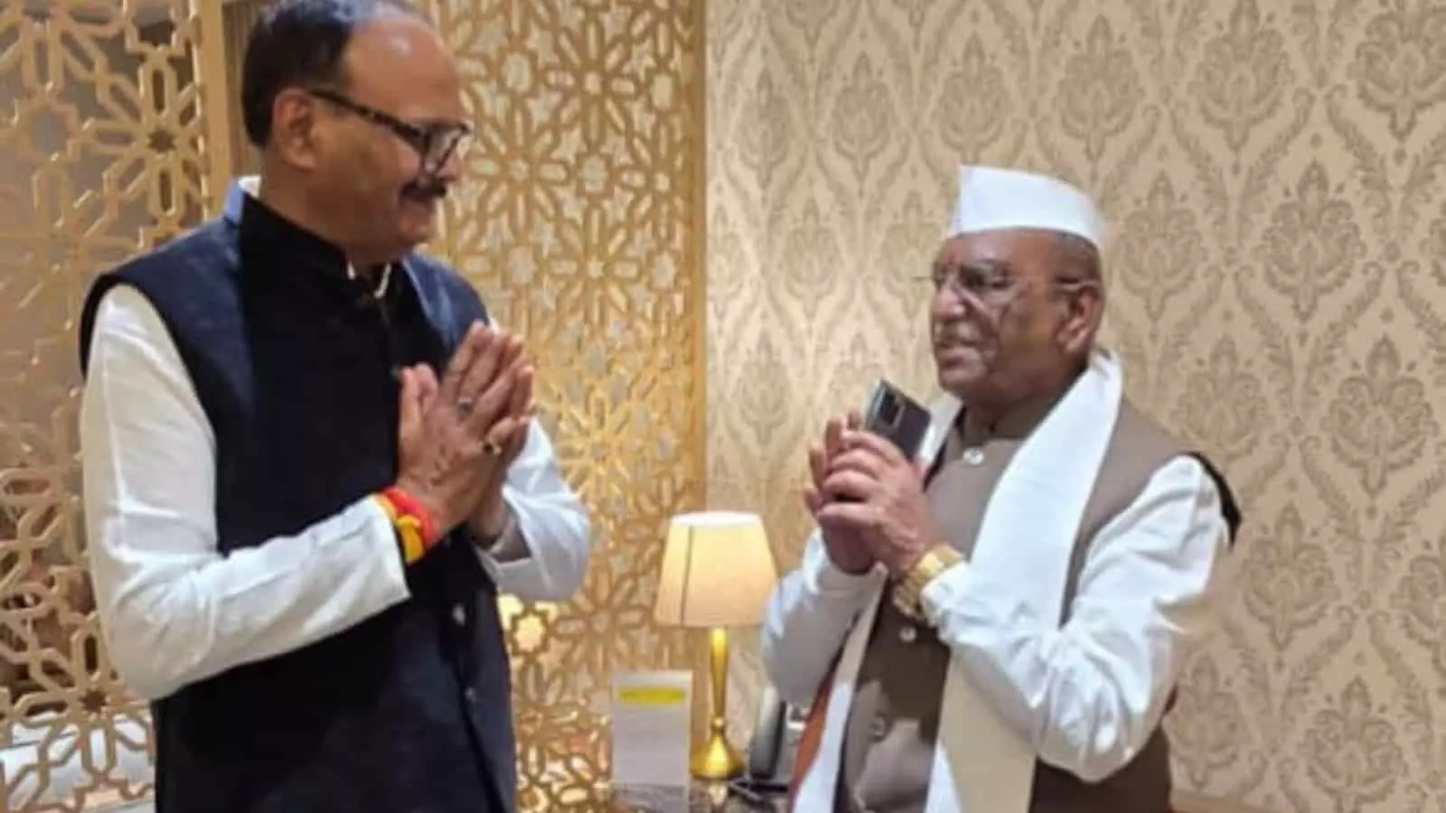 नई दिल्ली में उत्तर प्रदेश के उपमुख्यमंत्री ब्रजेश पाठक और राजस्थान के राज्यपाल हरिभाऊ बागडे शिष्टाचार भेंट करते हुए।