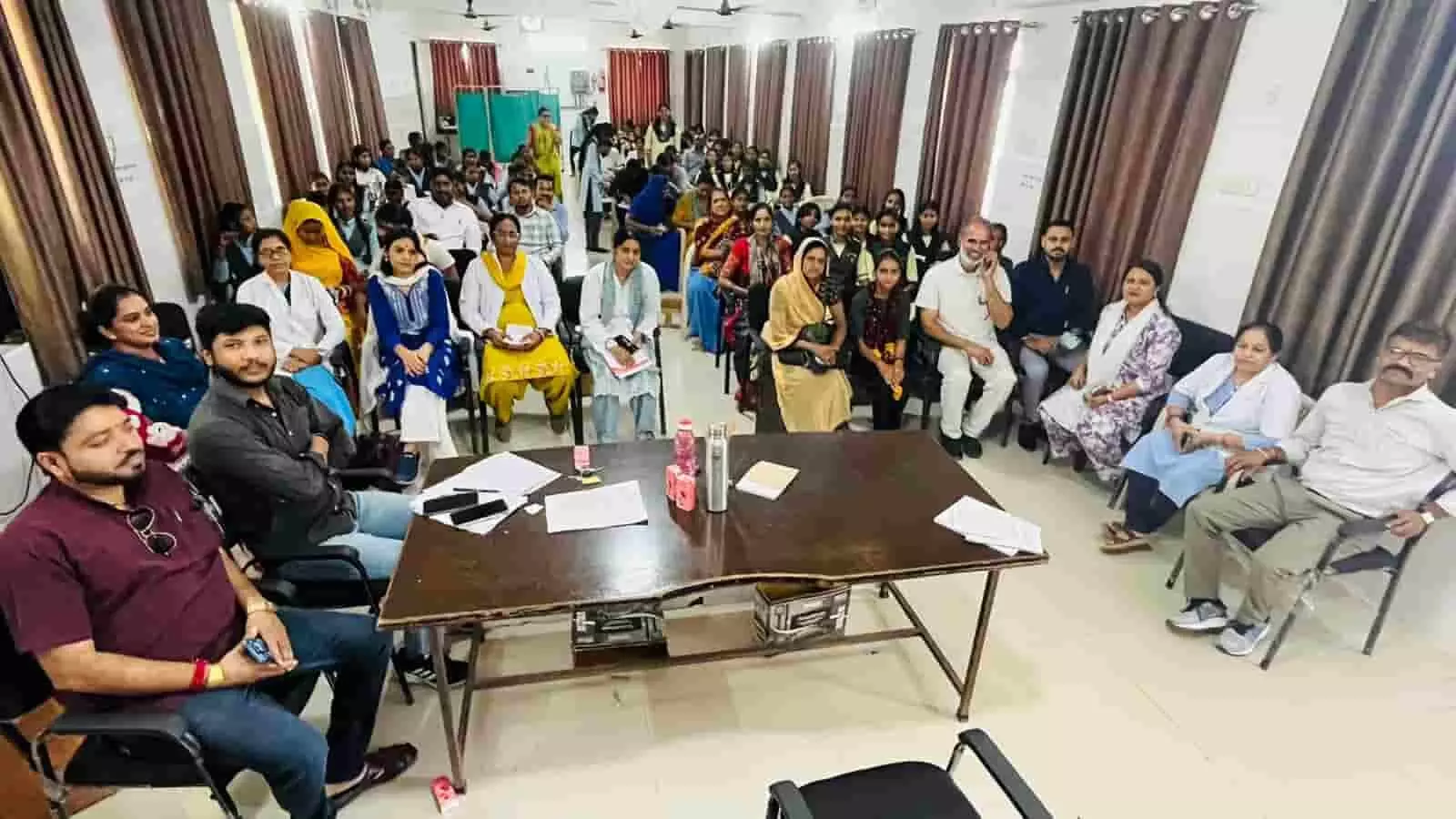 उदयपुर के भीण्डर में स्वास्थ्य केंद्र के भीतर चिकित्सा अधिकारियों और स्थानीय निवासियों की एचपीवी टीकाकरण अभियान पर बैठक। उदयपुर के भीण्डर में स्वास्थ्य केंद्र के भीतर चिकित्सा अधिकारियों और स्थानीय निवासियों की एचपीवी टीकाकरण अभियान पर बैठक।