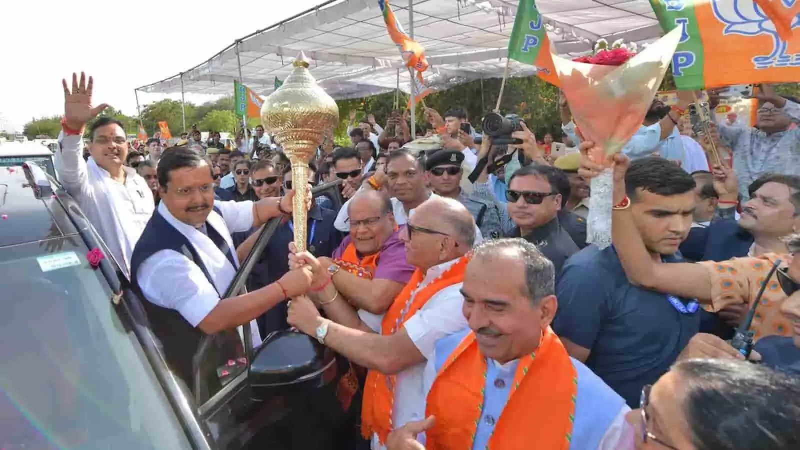 टोंक में भाजपा कार्यालय उद्घाटन समारोह के दौरान गदा पकड़े नितिन नवीन और मुख्यमंत्री भजनलाल शर्मा