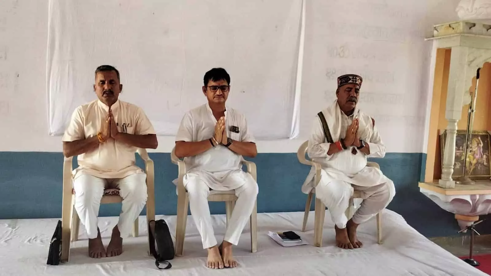 फतहनगर में विद्या भारती संस्थान की बैठक के दौरान कुर्सियों पर बैठकर प्रार्थना करते प्रधानाचार्य और शिक्षाविद। फतहनगर में विद्या भारती संस्थान की बैठक के दौरान कुर्सियों पर बैठकर प्रार्थना करते प्रधानाचार्य और शिक्षाविद।