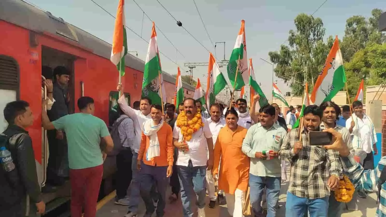 गंगापुर सिटी रेलवे स्टेशन पर झंडे लेकर प्रदर्शन करते वेस्ट सेंट्रल रेलवे मजदूर संघ के कार्यकर्ता और पदाधिकारी। गंगापुर सिटी रेलवे स्टेशन पर झंडे लेकर प्रदर्शन करते वेस्ट सेंट्रल रेलवे मजदूर संघ के कार्यकर्ता और पदाधिकारी।