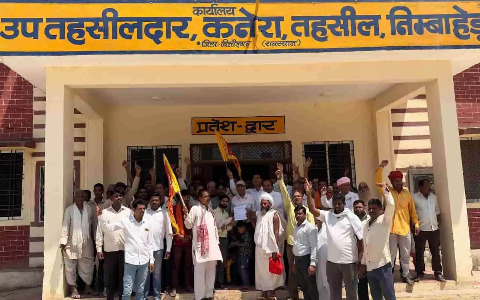 चित्तौड़गढ़ के कनेरा उप तहसील कार्यालय के बाहर ज्ञापन सौंपते हुए गौभक्तों का समूह।