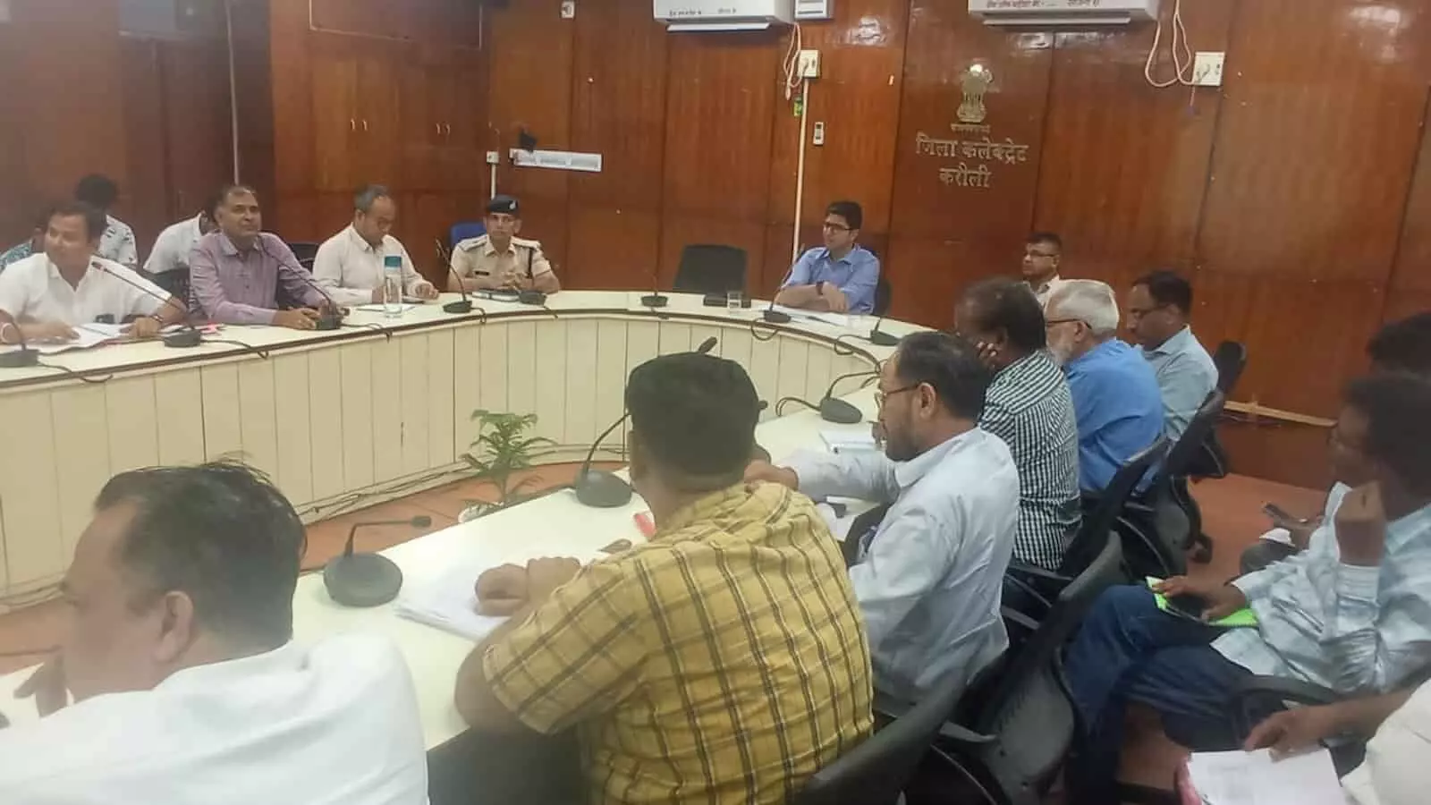 करौली कलेक्ट्रेट सभागार में जिला कलेक्टर अक्षय गोदारा की अध्यक्षता में आयोजित साप्ताहिक समीक्षा एवं समन्वय समिति की बैठक। करौली कलेक्ट्रेट सभागार में जिला कलेक्टर अक्षय गोदारा की अध्यक्षता में आयोजित साप्ताहिक समीक्षा एवं समन्वय समिति की बैठक।