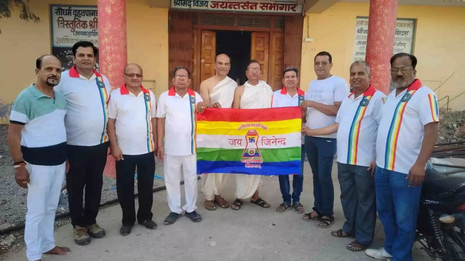 निंबाहेड़ा के श्री राजेन्द्र सूरिश्वर ज्ञान मंदिर में जैन ध्वज थामे समाजजन शासन स्थापना दिवस कार्यक्रम के दौरान।