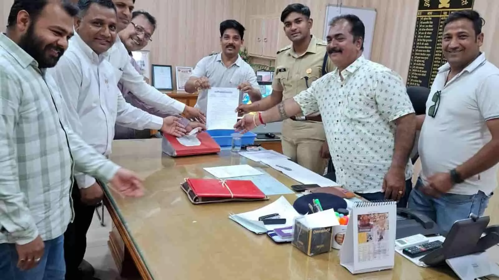 बारां पुलिस कार्यालय में व्यापार महासंघ के पदाधिकारी पुलिस अधिकारी को ज्ञापन सौंपते हुए। बारां पुलिस कार्यालय में व्यापार महासंघ के पदाधिकारी पुलिस अधिकारी को ज्ञापन सौंपते हुए।