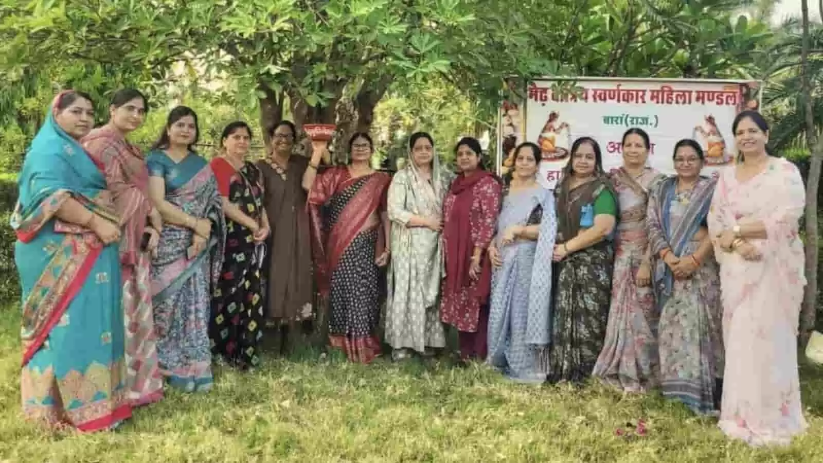 बारां में श्री मेढ़ क्षत्रीय महिला मंडल की महिलाएं दान सामग्री और परिंडों के साथ खड़ी हैं। बारां में श्री मेढ़ क्षत्रीय महिला मंडल की महिलाएं दान सामग्री और परिंडों के साथ खड़ी हैं।