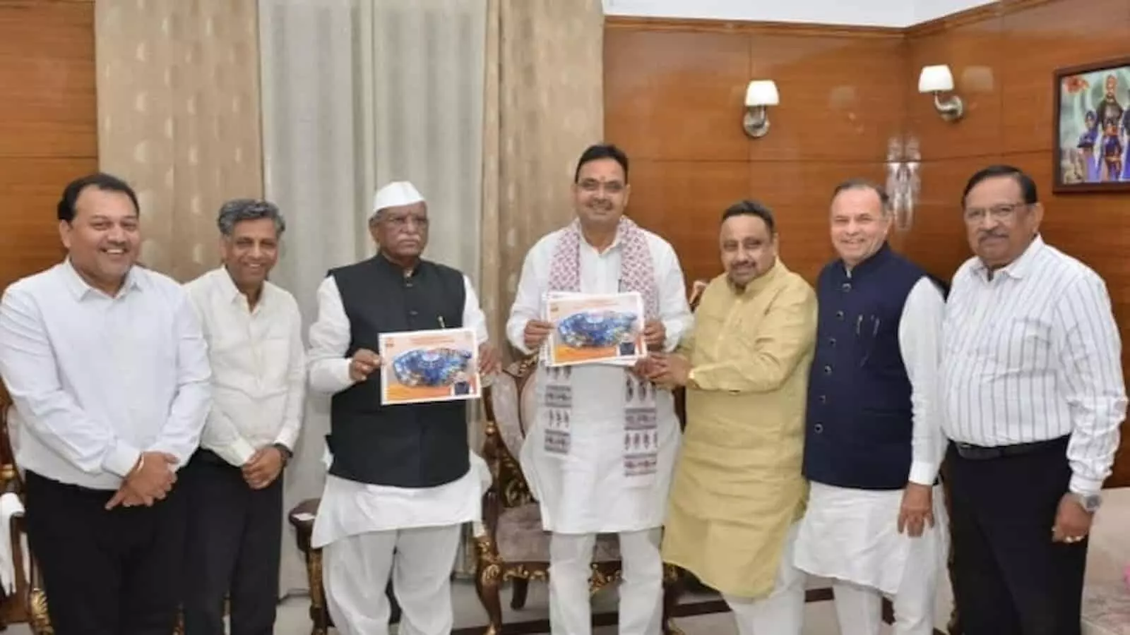 लोक भवन जयपुर में राज्यपाल और मुख्यमंत्री कैट प्रतिनिधिमंडल के साथ व्यापार महोत्सव पोस्टर साझा करते हुए। लोक भवन जयपुर में राज्यपाल और मुख्यमंत्री कैट प्रतिनिधिमंडल के साथ व्यापार महोत्सव पोस्टर साझा करते हुए।