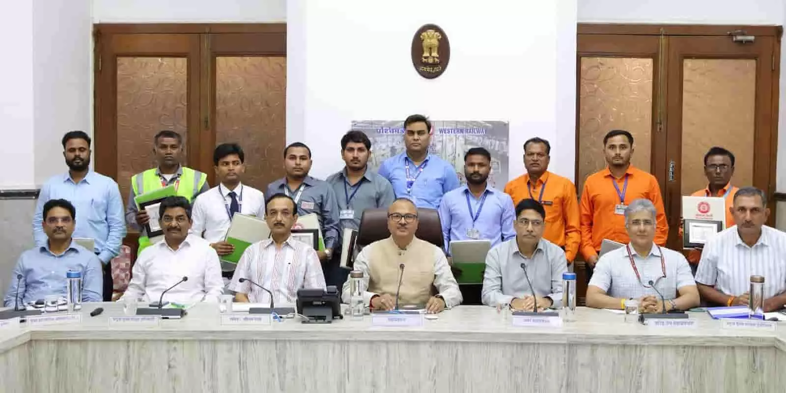 पश्चिम रेलवे महाप्रबंधक रामाश्रय पाण्डेय संरक्षा पुरस्कार विजेताओं के साथ बैठक कक्ष में उपस्थित। पश्चिम रेलवे महाप्रबंधक रामाश्रय पाण्डेय संरक्षा पुरस्कार विजेताओं के साथ बैठक कक्ष में उपस्थित।
