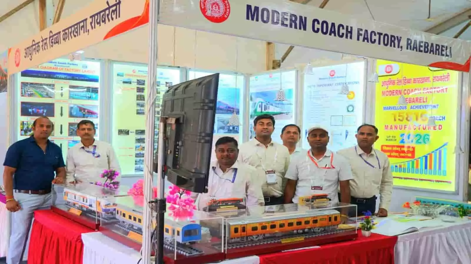 हुबली की इन्कोमेक्स प्रदर्शनी में मॉडर्न कोच फैक्ट्री के अधिकारी रेल कोच मॉडल वाले स्टॉल पर खड़े हैं। हुबली की इन्कोमेक्स प्रदर्शनी में मॉडर्न कोच फैक्ट्री के अधिकारी रेल कोच मॉडल वाले स्टॉल पर खड़े हैं।
