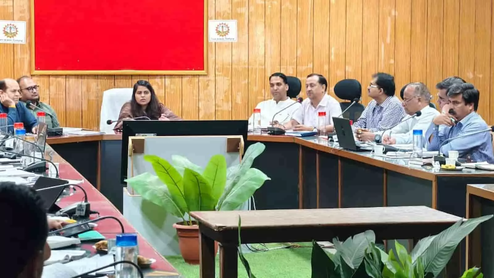 चित्तौड़गढ़ जिला परिषद सभागार में जिला कलक्टर डॉ. मंजू चिकित्सा अधिकारियों की बैठक की अध्यक्षता करते हुए। चित्तौड़गढ़ जिला परिषद सभागार में जिला कलक्टर डॉ. मंजू चिकित्सा अधिकारियों की बैठक की अध्यक्षता करते हुए।