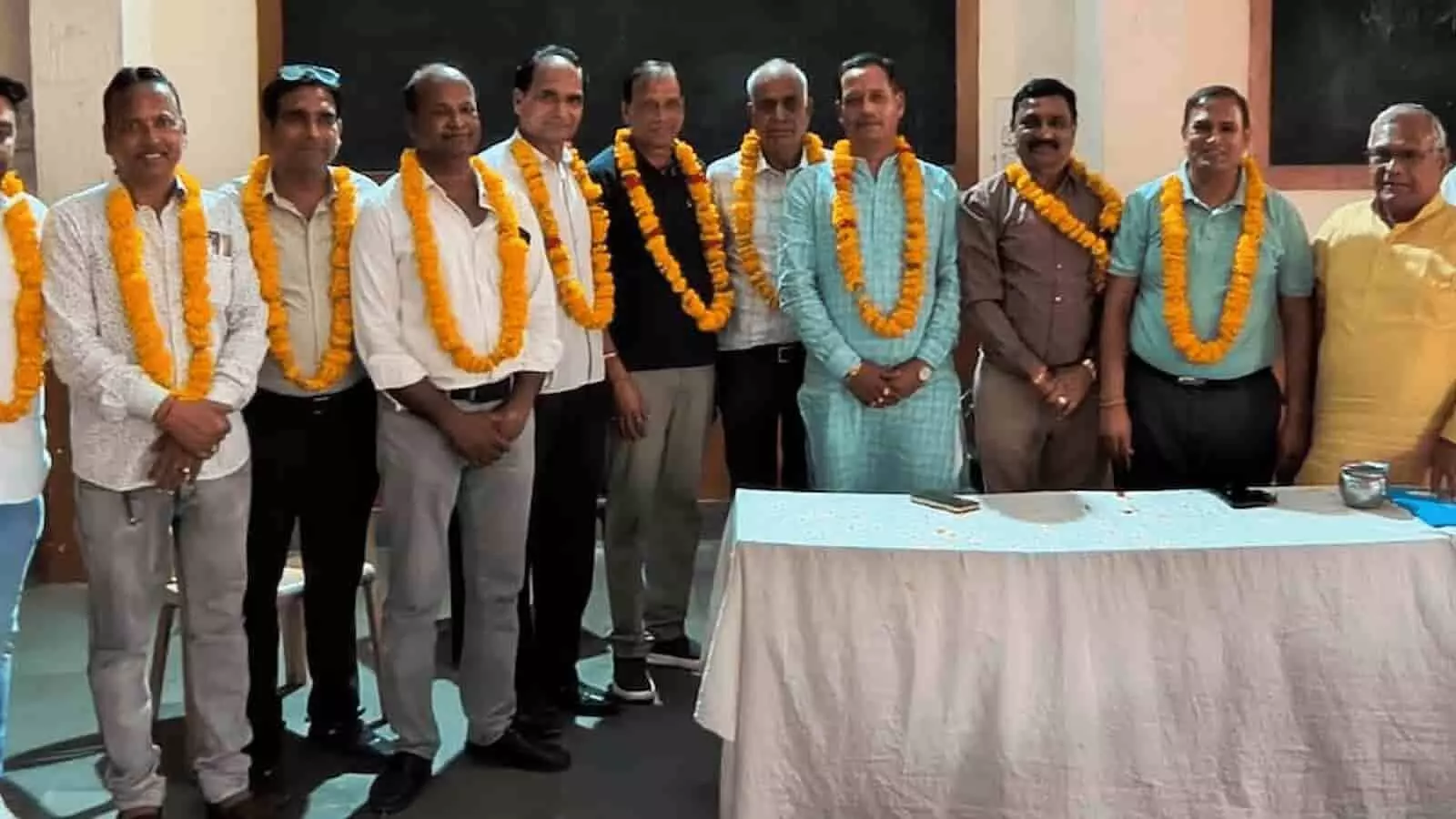 चित्तौड़गढ़ के महेश भवन में नवनिर्वाचित कार्यकारिणी सदस्य और समाज के लोग समूह में खड़े हैं। चित्तौड़गढ़ के महेश भवन में नवनिर्वाचित कार्यकारिणी सदस्य और समाज के लोग समूह में खड़े हैं।