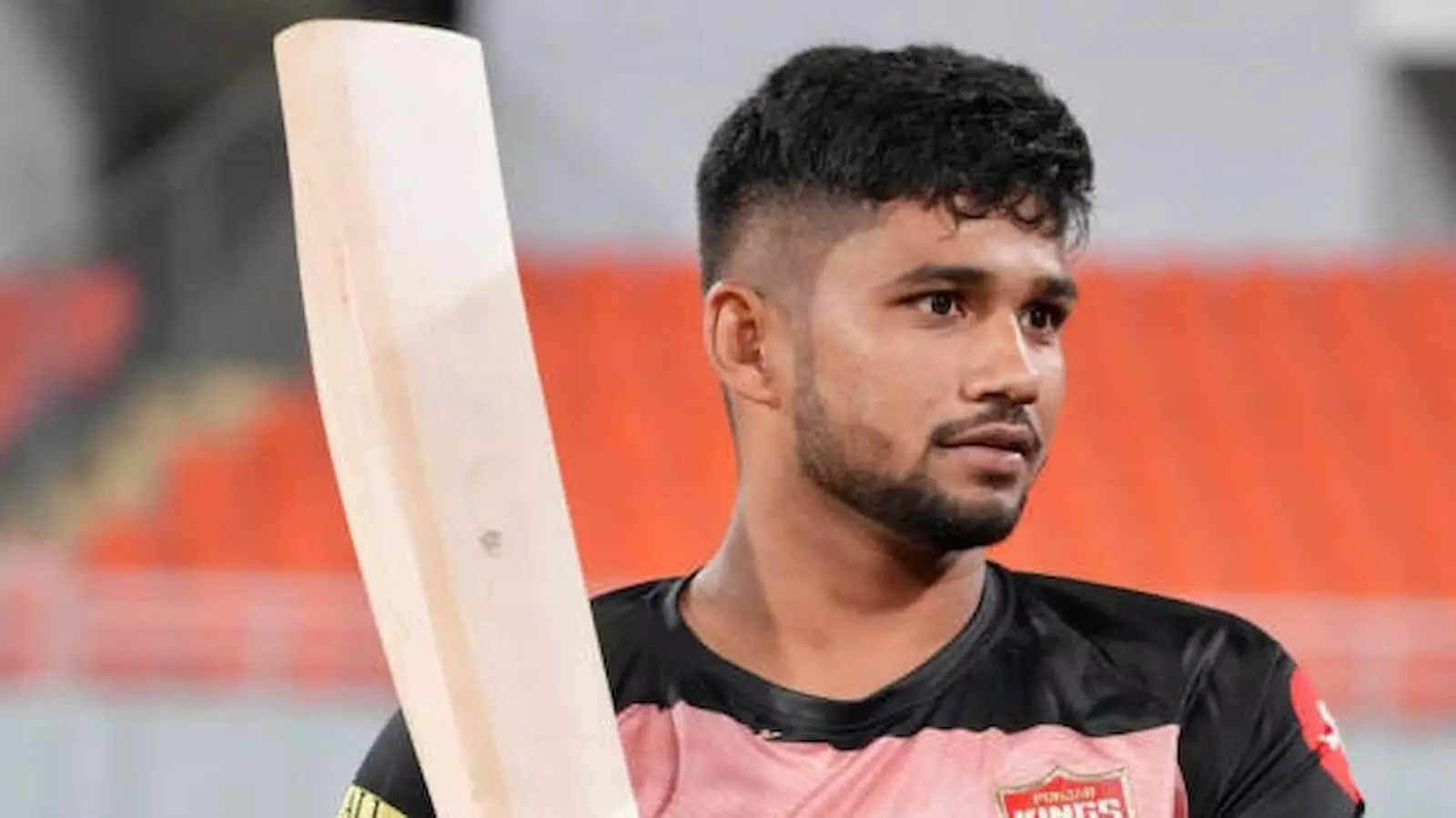 क्रिकेट स्टेडियम में बल्लेबाजी का अभ्यास करते हुए क्रिकेटर मुशीर खान की क्लोज-अप तस्वीर। क्रिकेट स्टेडियम में बल्लेबाजी का अभ्यास करते हुए क्रिकेटर मुशीर खान की क्लोज-अप तस्वीर।