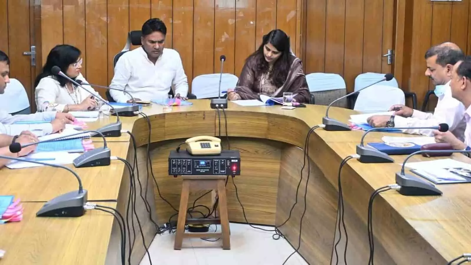 चित्तौड़गढ़ जिला कलक्ट्रेट के समिति कक्ष में बैठक करतीं जिला कलक्टर डॉ. मंजू और विधायक चंद्रभान सिंह आक्या। चित्तौड़गढ़ जिला कलक्ट्रेट के समिति कक्ष में बैठक करतीं जिला कलक्टर डॉ. मंजू और विधायक चंद्रभान सिंह आक्या।