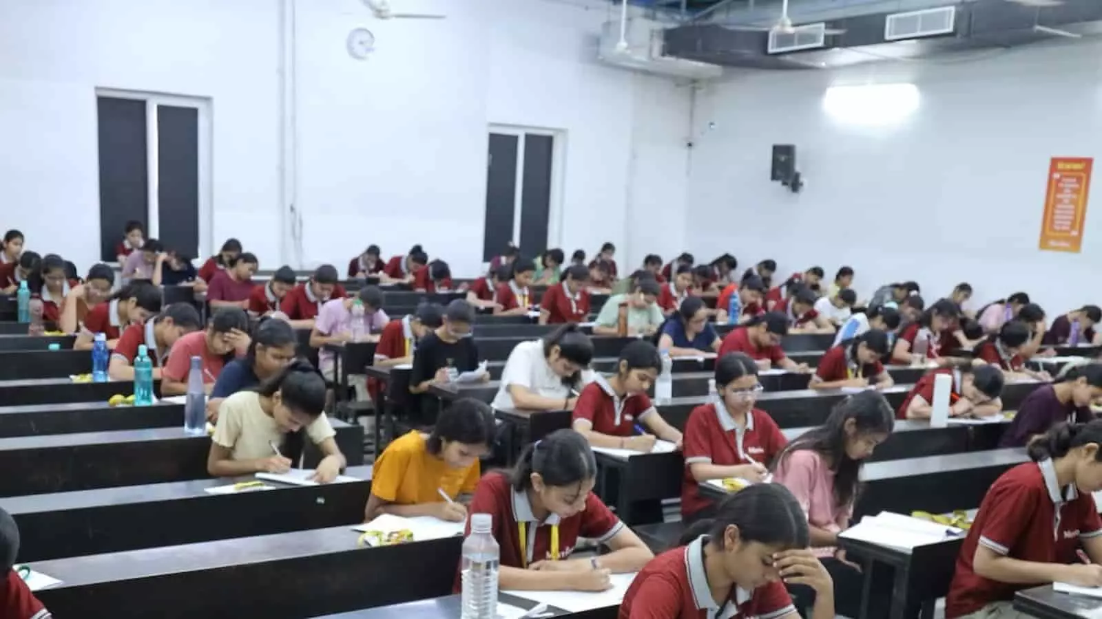 कक्षा में डेस्क पर बैठकर नीट मॉकड्रिल परीक्षा देते हुए विद्यार्थी द्रोणा-2 कैंपस कोटा में। कक्षा में डेस्क पर बैठकर नीट मॉकड्रिल परीक्षा देते हुए विद्यार्थी द्रोणा-2 कैंपस कोटा में।