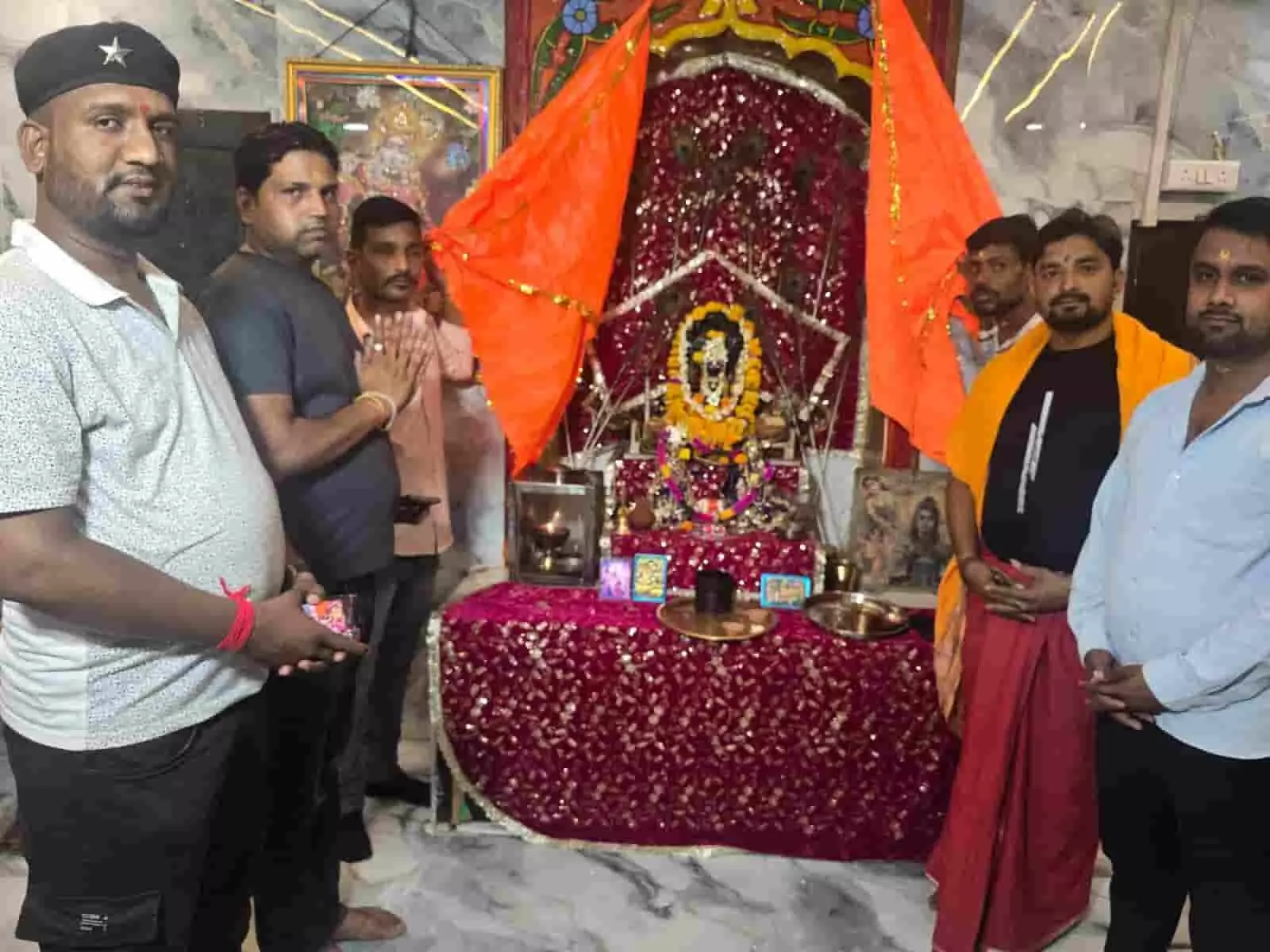 नरसिंह मंदिर के गर्भगृह में प्रतिमा के सामने प्रार्थना करते हुए श्रद्धालु और भगवान के विग्रह का दृश्य। नरसिंह मंदिर के गर्भगृह में प्रतिमा के सामने प्रार्थना करते हुए श्रद्धालु और भगवान के विग्रह का दृश्य।