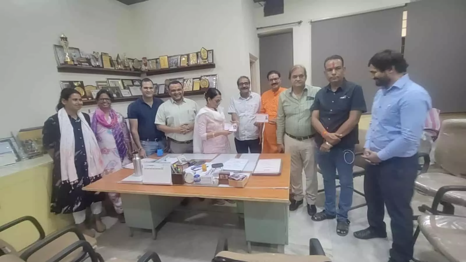 कोटा न्यू मेडिकल कॉलेज में देहदान संकल्प पत्र सौंपते समिति सदस्य और चिकित्सा अधिकारी। कोटा न्यू मेडिकल कॉलेज में देहदान संकल्प पत्र सौंपते समिति सदस्य और चिकित्सा अधिकारी।