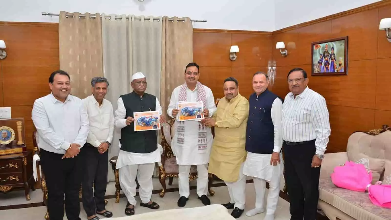 जयपुर में मुख्यमंत्री भजनलाल शर्मा और राज्यपाल हरिभाऊ बागड़े कैट प्रतिनिधिमंडल के साथ व्यापार महोत्सव का पोस्टर विमोचन करते हुए। जयपुर में मुख्यमंत्री भजनलाल शर्मा और राज्यपाल हरिभाऊ बागड़े कैट प्रतिनिधिमंडल के साथ व्यापार महोत्सव का पोस्टर विमोचन करते हुए।