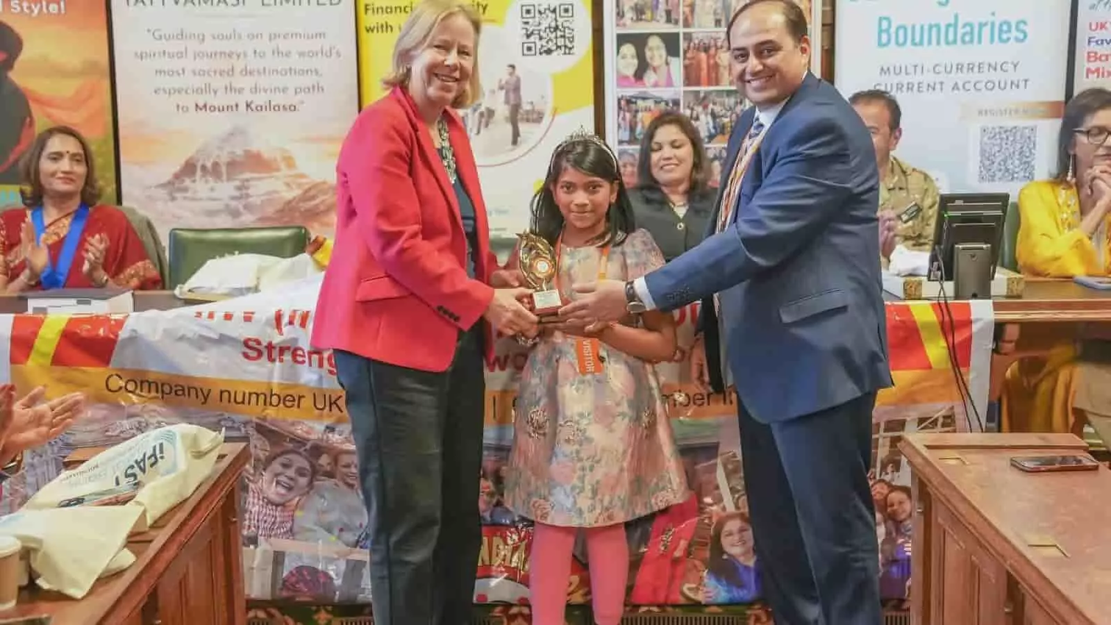ब्रिटिश संसद में सांसद रूथ कैडबरी से शी इन्सपायर्स अवार्ड प्राप्त करती नन्हीं येदिता शर्मा।