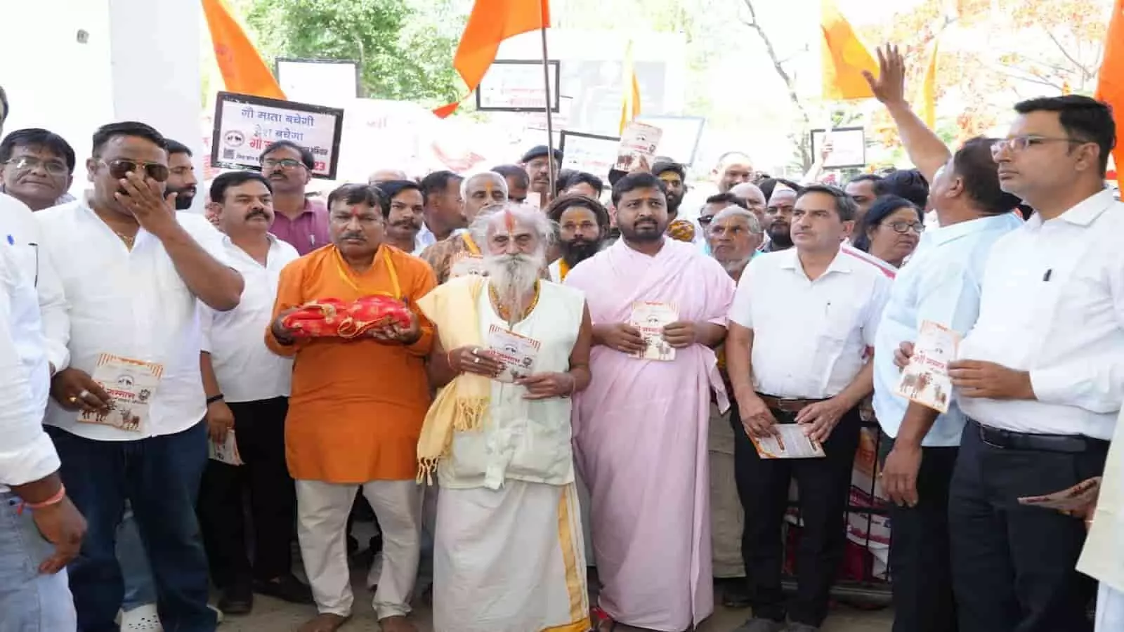 आमेट में गौमाता को राष्ट्रमाता का दर्जा दिलाने हेतु ज्ञापन सौंपने जाते संत और गौभक्तों का समूह। आमेट में गौमाता को राष्ट्रमाता का दर्जा दिलाने हेतु ज्ञापन सौंपने जाते संत और गौभक्तों का समूह।