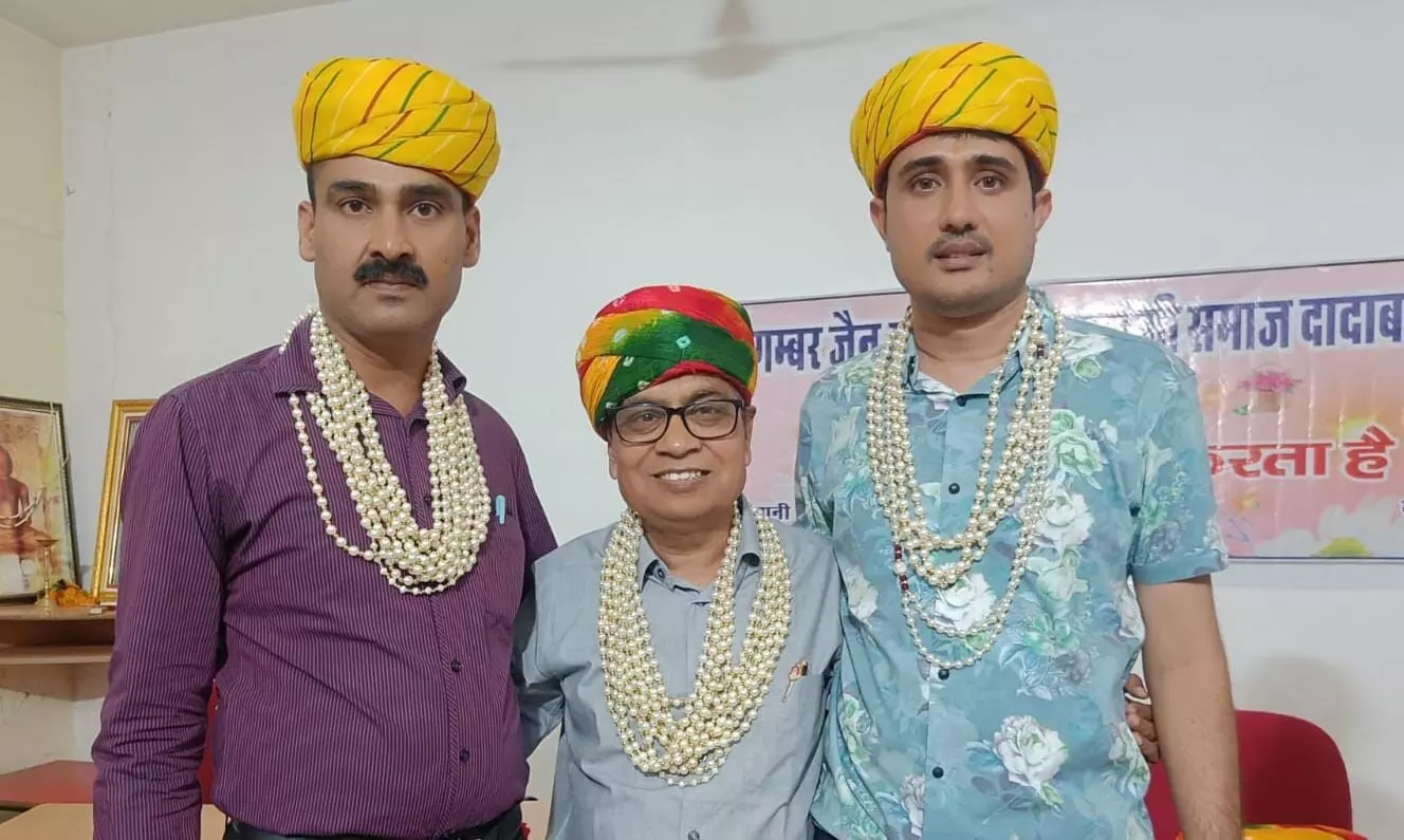 पारंपरिक साफा और माला पहने नवनिर्वाचित जैन समाज पदाधिकारी कोटा में चुनाव परिणाम के बाद। पारंपरिक साफा और माला पहने नवनिर्वाचित जैन समाज पदाधिकारी कोटा में चुनाव परिणाम के बाद।
