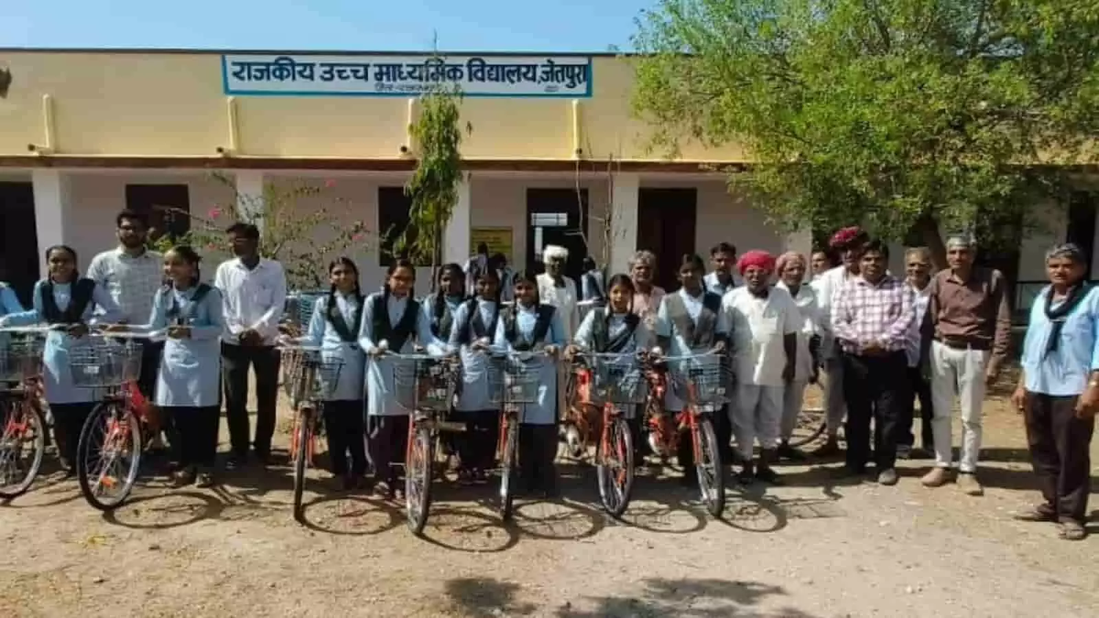 जेतपुरा के सरकारी स्कूल में साइकिल के साथ खड़ी छात्राएं और उपस्थित अतिथि एवं ग्रामीण। जेतपुरा के सरकारी स्कूल में साइकिल के साथ खड़ी छात्राएं और उपस्थित अतिथि एवं ग्रामीण।