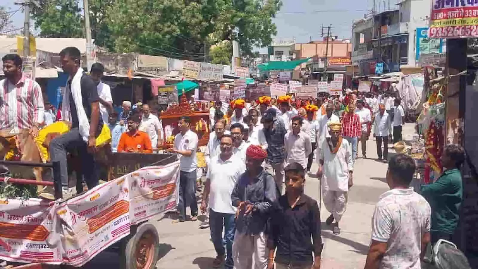 मावली के मुख्य बाजार में गौभक्तों द्वारा गौ संरक्षण के समर्थन में निकाली जा रही संकीर्तन रैली का दृश्य। मावली के मुख्य बाजार में गौभक्तों द्वारा गौ संरक्षण के समर्थन में निकाली जा रही संकीर्तन रैली का दृश्य।