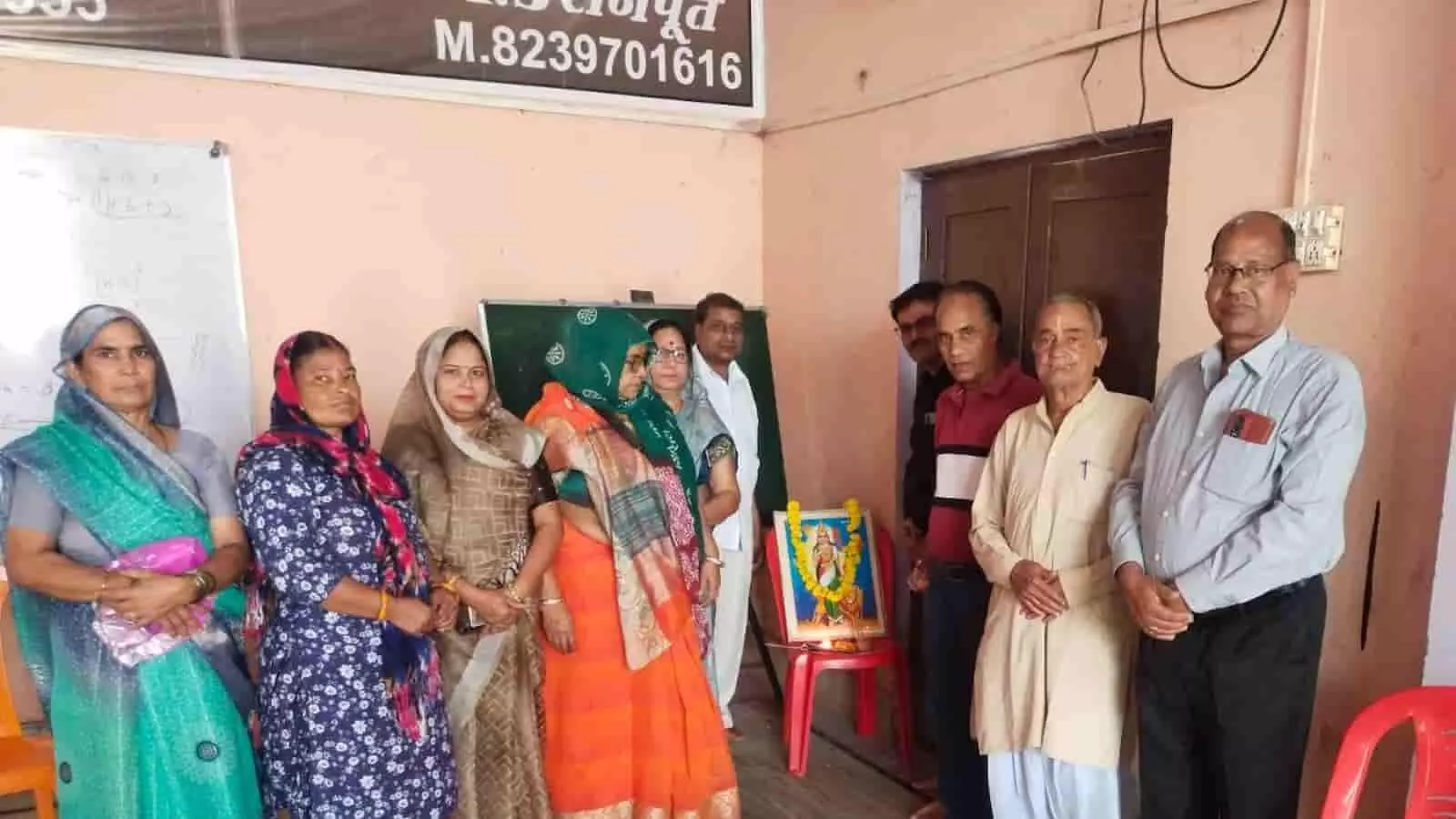 मुकुंदी सेवा सदन डीग में अपना घर सेवा समिति के सदस्य बैठक और चर्चा करते हुए।