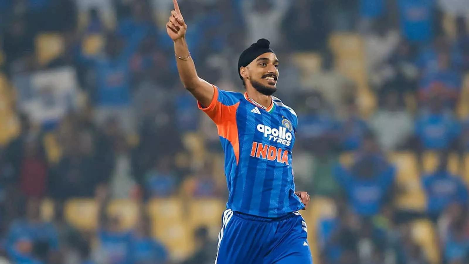 नीली जर्सी और काली पटका पहने अर्शदीप सिंह मैदान पर उंगली उठाकर विकेट का जश्न मना रहे हैं। नीली जर्सी और काली पटका पहने अर्शदीप सिंह मैदान पर उंगली उठाकर विकेट का जश्न मना रहे हैं।