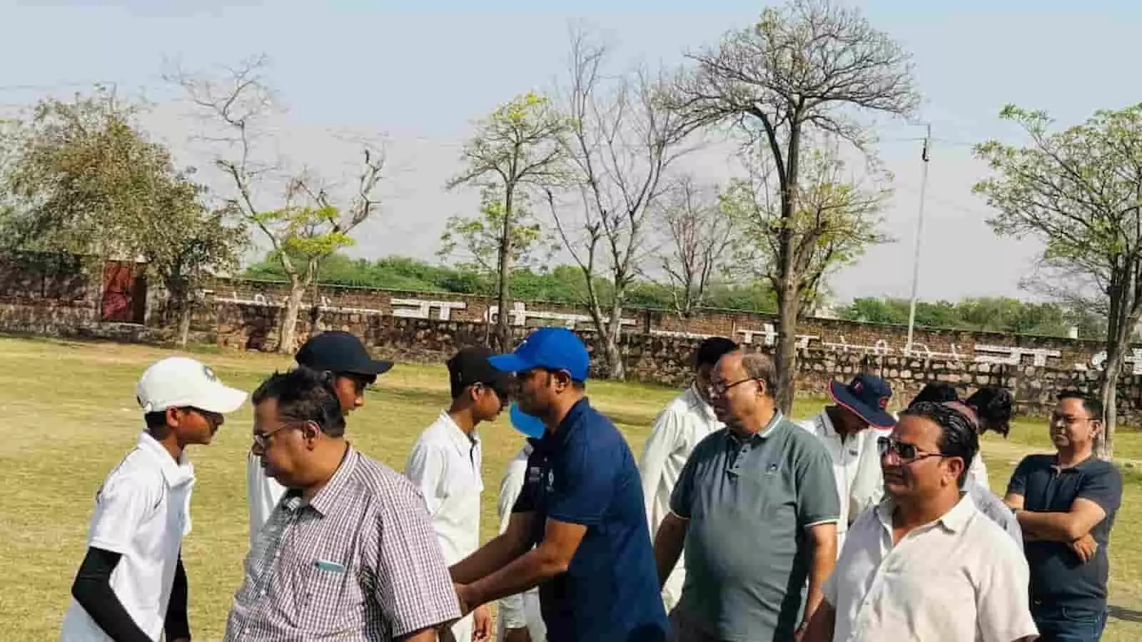 भरतपुर में आयोजित जिला स्तरीय सीनियर क्रिकेट प्रतियोगिता के दौरान बल्लेबाजी करता हुआ एक खिलाड़ी।