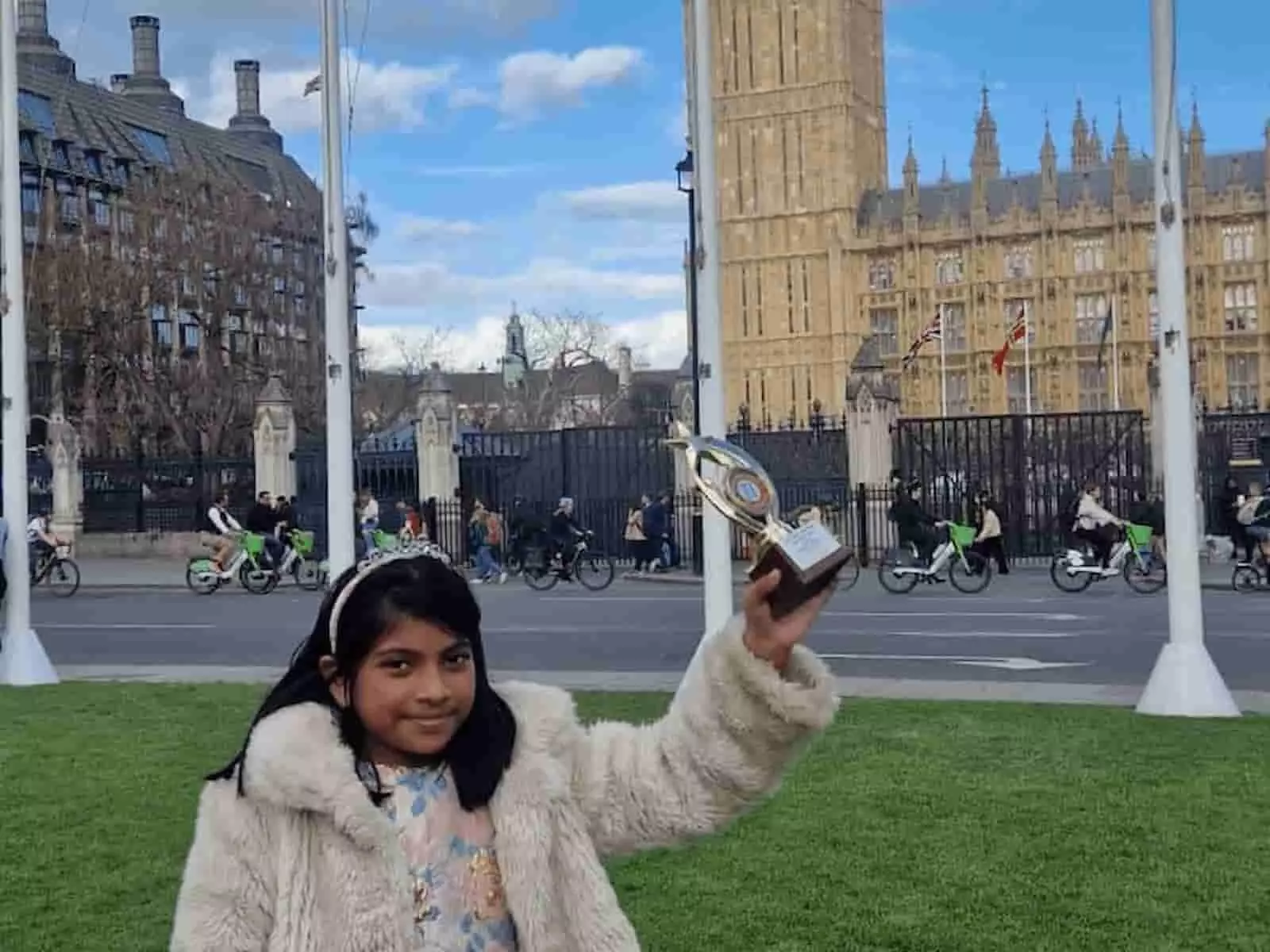 लंदन में बिग बेन के सामने हाथ में ट्रॉफी लिए खड़ी अवार्ड विजेता येदिता शर्मा का चित्र। लंदन में बिग बेन के सामने हाथ में ट्रॉफी लिए खड़ी अवार्ड विजेता येदिता शर्मा का चित्र।
