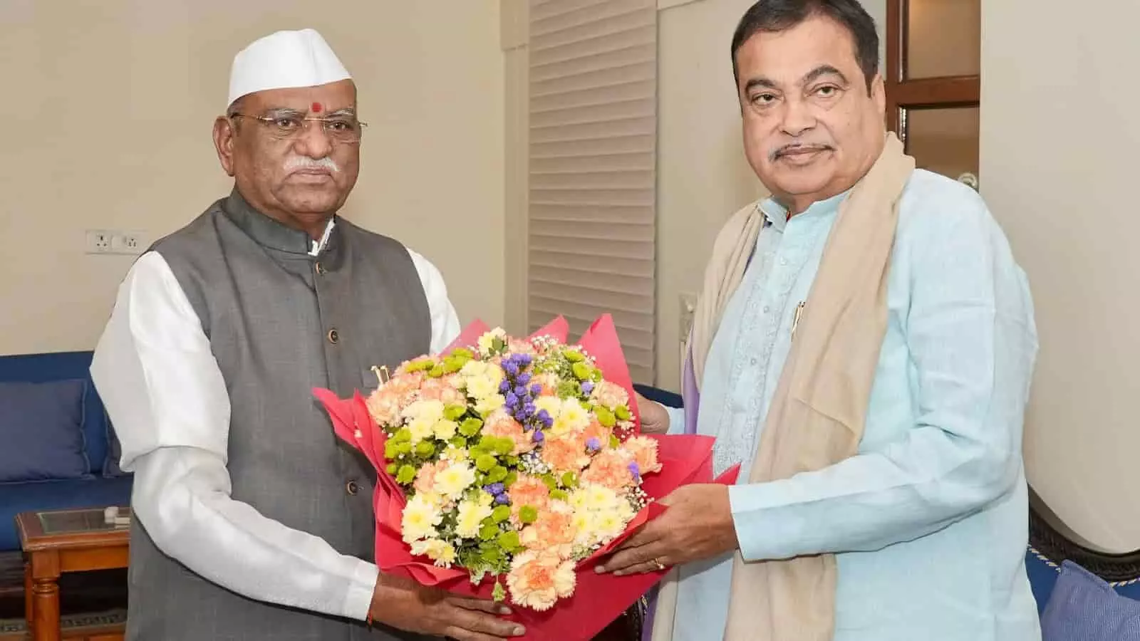 नई दिल्ली में राजस्थान के राज्यपाल हरिभाऊ बागडे केंद्रीय मंत्री नितिन गडकरी को पुष्पगुच्छ भेंट करते हुए। नई दिल्ली में राजस्थान के राज्यपाल हरिभाऊ बागडे केंद्रीय मंत्री नितिन गडकरी को पुष्पगुच्छ भेंट करते हुए।