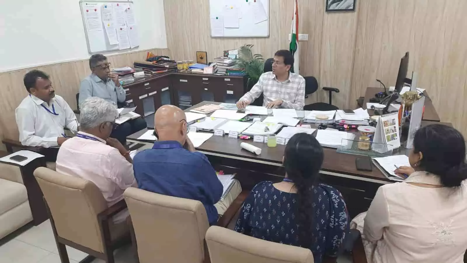 शासन सचिवालय जयपुर में सहकारिता सचिव डॉ. समित शर्मा अधिकारियों के साथ बैठक में समीक्षा कर रहे हैं। शासन सचिवालय जयपुर में सहकारिता सचिव डॉ. समित शर्मा अधिकारियों के साथ बैठक में समीक्षा कर रहे हैं।