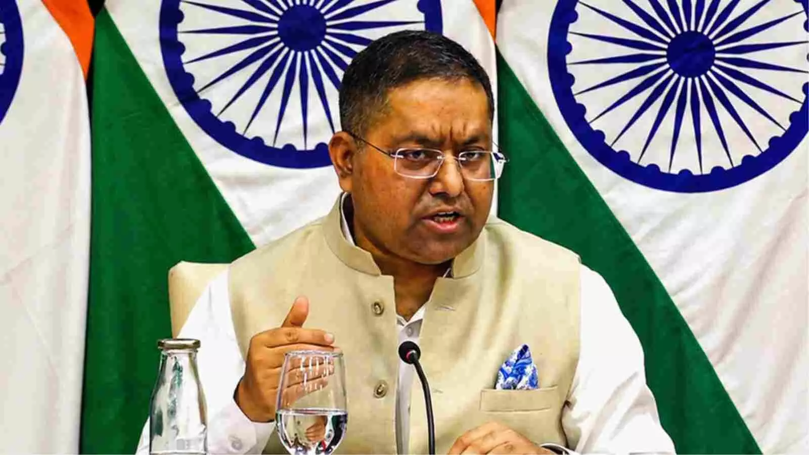 विदेश मंत्रालय के प्रवक्ता रणधीर जायसवाल तिरंगे के सामने बैठकर चाबहार बंदरगाह मुद्दे पर प्रेस कॉन्फ्रेंस कर रहे हैं। विदेश मंत्रालय के प्रवक्ता रणधीर जायसवाल तिरंगे के सामने बैठकर चाबहार बंदरगाह मुद्दे पर प्रेस कॉन्फ्रेंस कर रहे हैं।